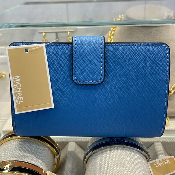 Michael Kors Medium Saffiano Leather Wallet
South Pacific
NWT - Picture 6 of 16